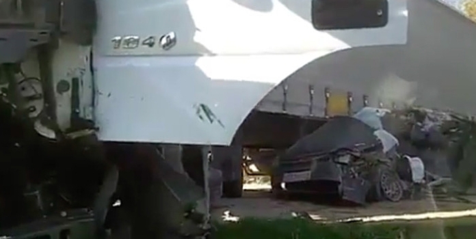 В Краснодарском крае Lada Priora залетела под грузовик