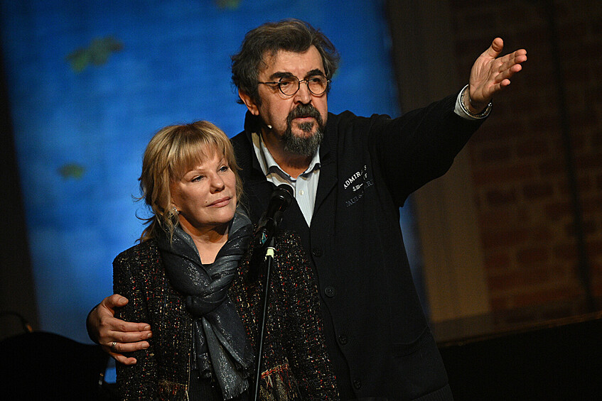 Игорь Золотовицкий и актриса Александра Захарова на вечере-открытии "Листая листья октября" в Центральном доме актера имени А.А. Яблочкиной, 2023 год