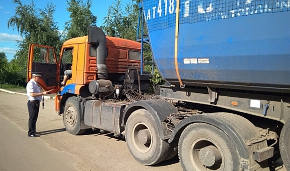 В Воронежской области полицейские помогли водителю фуры, застрявшей на подъеме