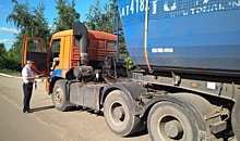 В Воронежской области полицейские помогли водителю фуры, застрявшей на подъеме