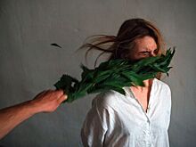 Жители Ижевска познакомились с видео-перфомансами «Нежных баб» из Калининграда