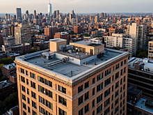 Известный телеведущий упал с крыши здания и умер