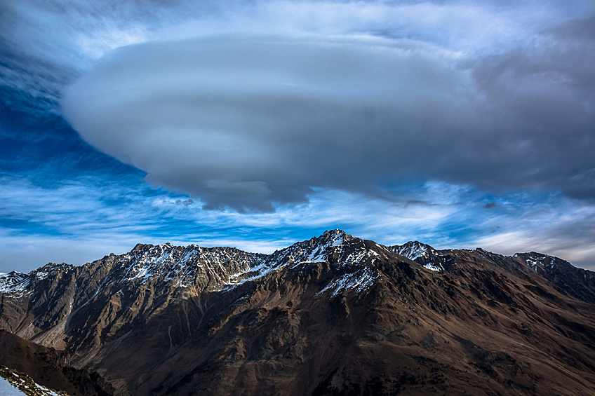 Линзообразное облако в Кабардино-Балкарии. Фотография россиянина Дмитрия Демина