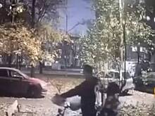 Мужчины украли электровелосипед, оставленный курьером около дома в Москве