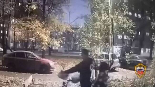 Мужчины украли электровелосипед, оставленный курьером около дома в Москве