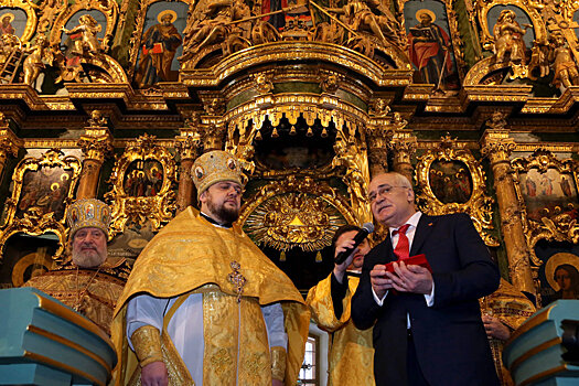 Ключи от Сампсониевского собора настоятелю отцу Серафиму передал директор ГМП "Исаакиевский собор" Николай Буров.