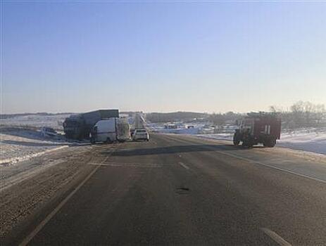 Один человек погиб и двое пострадали в ДТП с фурой под Самарой