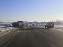 Один человек погиб и двое пострадали в ДТП с фурой под Самарой
