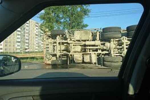 На меридиане из-за опрокинувшегося грузовика образовалась огромная пробка