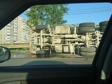 На меридиане из-за опрокинувшегося грузовика образовалась огромная пробка