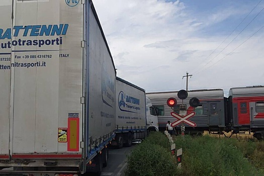 Пассажирский поезд и грузовик столкнулись на переезде в Ульяновской области