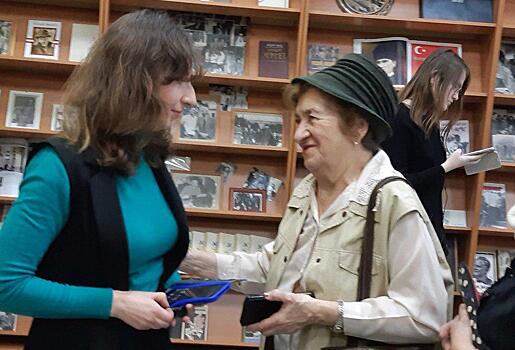 В библиотеке № 24 района Сокол открылась выставка Евгении Кашиной