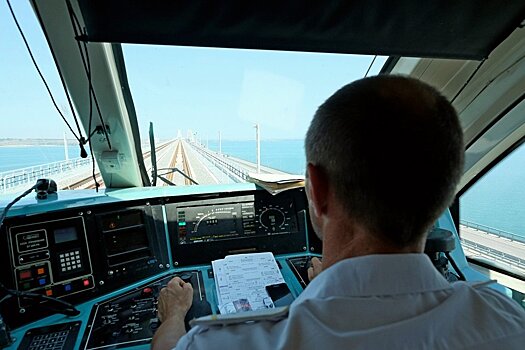 Крымский мост стал местом притяжения туристов и молодоженов