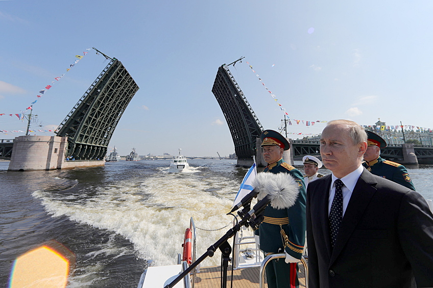 Главный военно-морской парад прошел  в Санкт-Петербурге, его принимал президент России Владимир Путин, премьер-министр России Дмитрий Медведев отправился в Севастополь, за парадом он следил с трибуны с видом на Севастопольскую бухту.