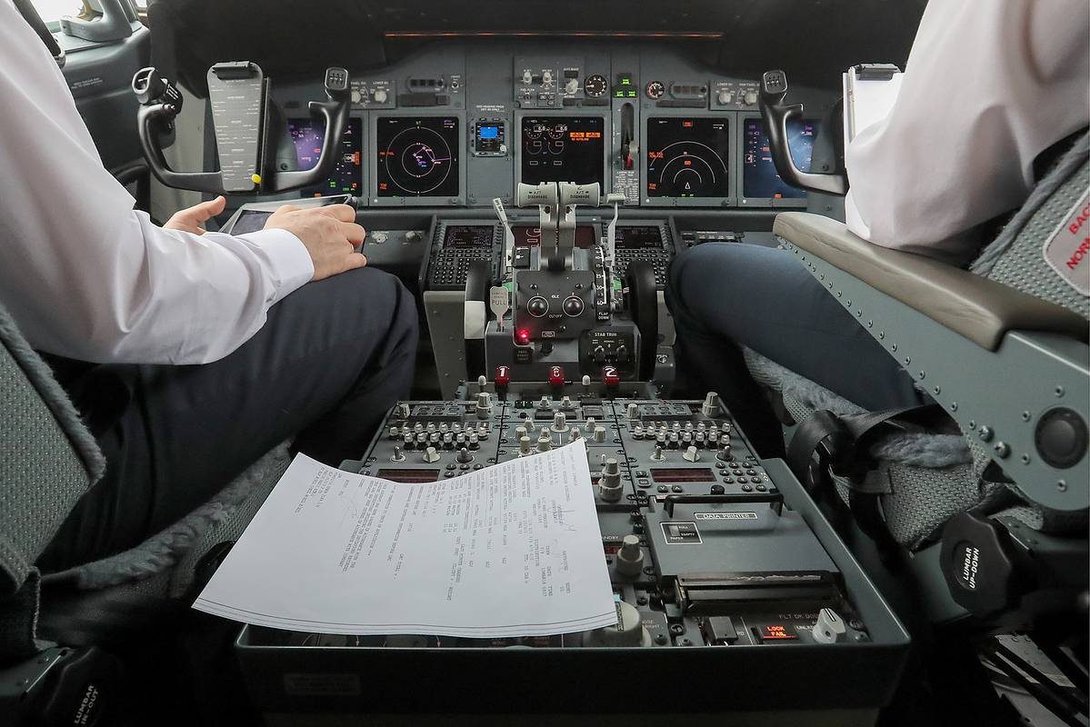 Пилоты услышали странные сообщения на аварийной частоте в полете по России