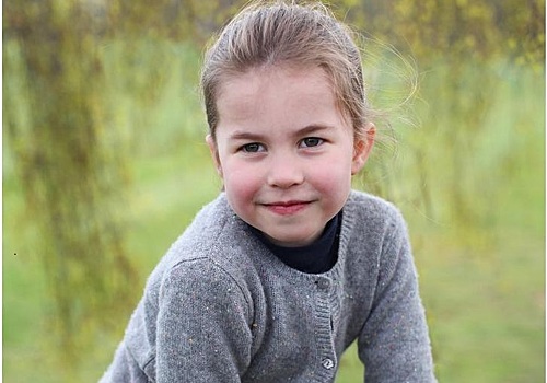 Вылитая королева! Опубликованы новые портреты 4-летней британской принцессы Шарлотты