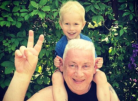 4-летний внук Владимира Винокура сделал звездному деду массаж