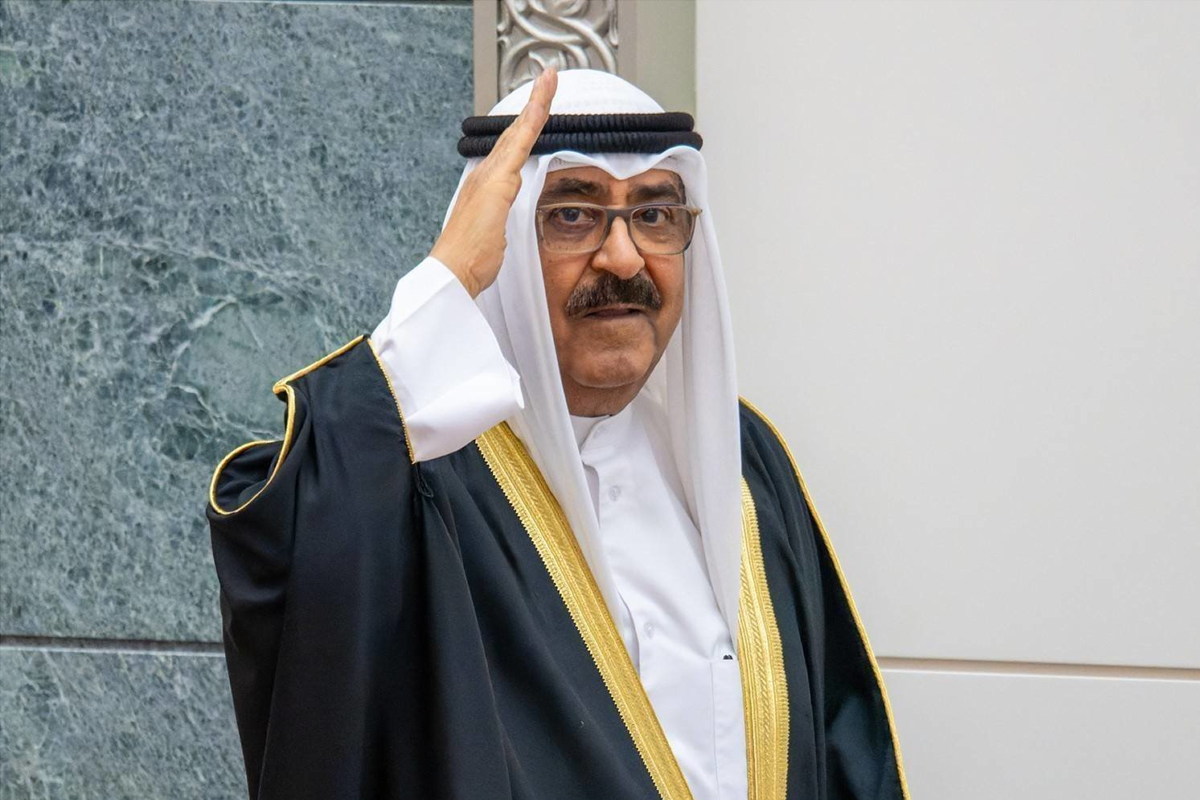 Эмир Кувейта распустил недавно созванный парламент и приостановил действие нескольких статей Конституции