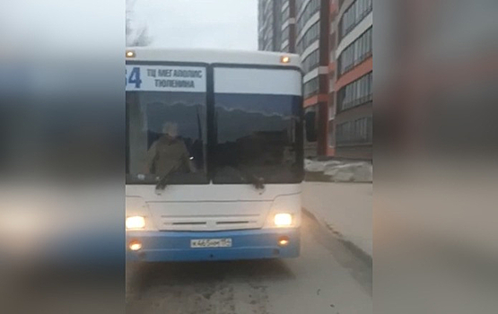 Автобусы проложили маршрут по двору жилого дома в Новосибирске