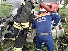 Под Ростовом спасатели деблокировали зажатого в салоне машины мужчину