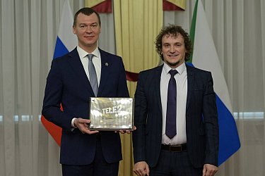 Tele2 отметила 8 месяцев работы в Хабаровском крае необычным подарком губернатору