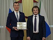 Tele2 отметила 8 месяцев работы в Хабаровском крае необычным подарком губернатору