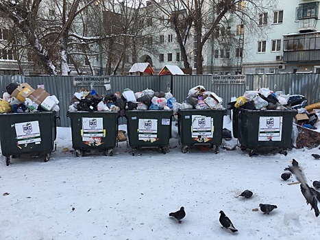 В Челябинске снегопад и припаркованные автомобили едва не привели к мусорному коллапсу