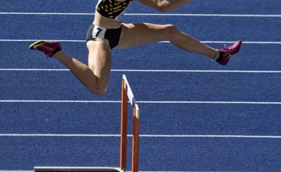 Золото Олимпиады в беге на 400 м с барьерами взяла рекордсменка из США