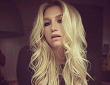Певица Kesha поделилась с поклонниками фотографией без макияжа