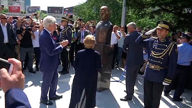 В Косово открыли памятник Мадлен Олбрайт в благодарность за бомбардировки Югославии