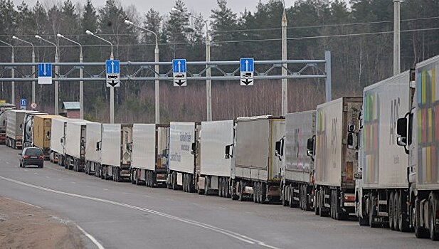На границе Белоруссии скопилось около тысячи грузовиков