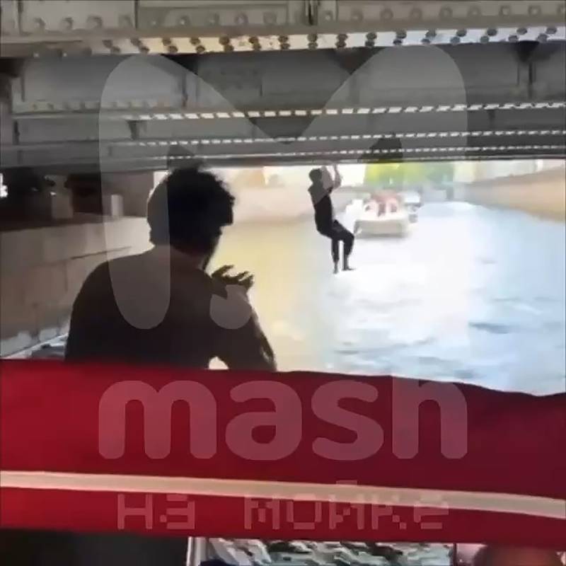 Одна минута на веселом мальчишнике в российском городе попала на видео