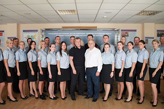 Заместитель начальника ГУ МВД России по Новосибирской области — начальник полиции поздравил школьников с новым учебным годом