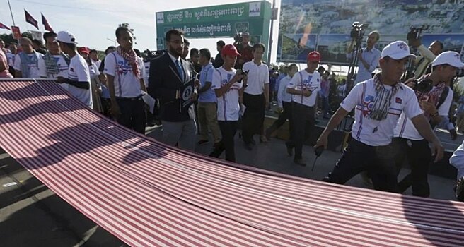 В Камбодже связали самый длинный шарф в мире