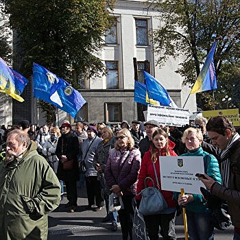 Сотни ученых перекрыли движение в Киеве