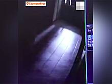 Россиянка в День Победы сорвала поздравительный плакат к 9 Мая и попала на видео