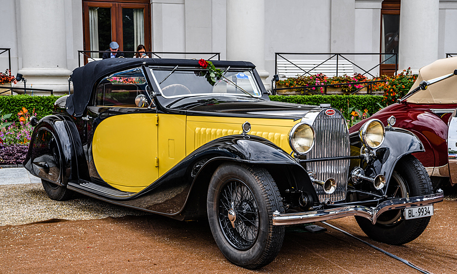  Bugatti Type 57 (1934—1940). Яркий представитель довоенной классики. Дизайн кузова машины был разработан автомобилестроителем Жаном Бугатти. Type 57, весивший всего 950 кг, развивал максимальную скорость 153 км/ч.