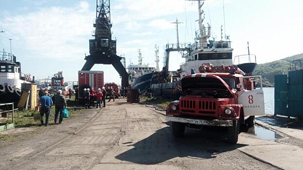 Тушили 20 человек: в Приморье произошел пожар на судне (фото)