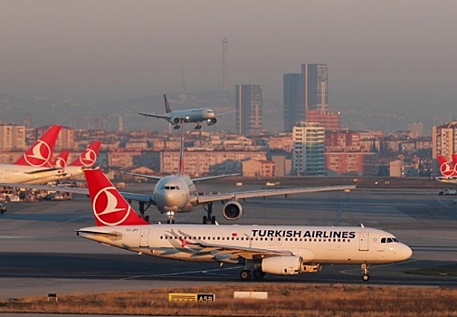 Самолет сел в Стамбуле после сообщения о бомбе