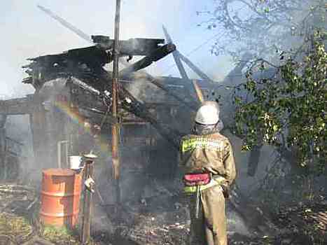 Частный дом и припаркованная возле иномарка сгорели дотла на Бору