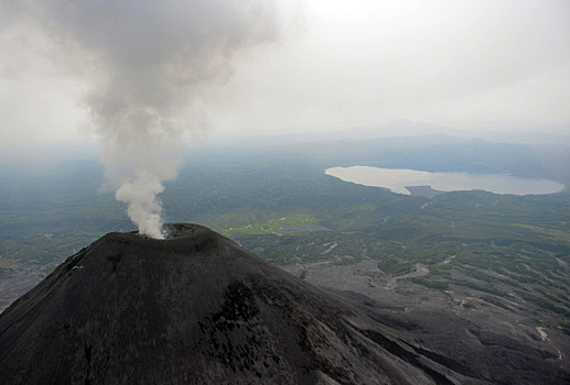 Пепел над вулканом Ключевской на Камчатке поднялся на 7 км
