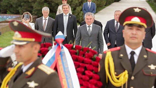 Вячеслав Володин возложил цветы к Монументу независимости и гуманизма в Ташкенте