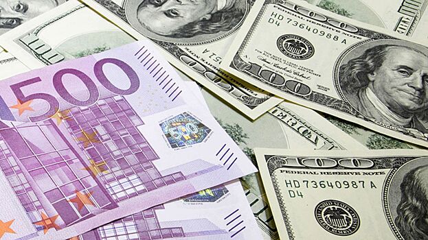 Россияне захотели получать зарплату в долларах и евро