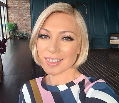 47-летняя телеведущая Аврора показала «постельные» фото в диско-платье