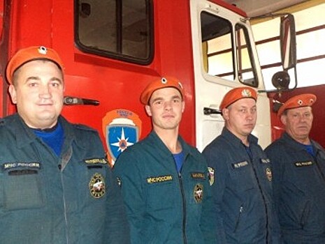 В Тверской области сотрудника МЧС спасли рыбака, выпавшего из лодки