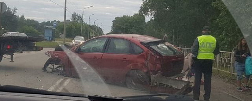 В Бердске у храма в ДТП легковой машине оторвало колесо и снесло двигатель