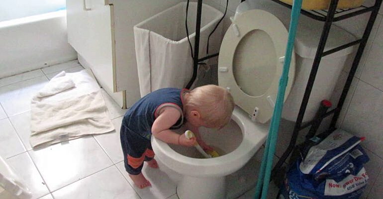 Грязная сливная труба унитаза, универсальное полотенце и еще 3 признака ...