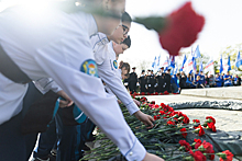 В Калининграде возложили цветы к мемориалу 1200 гвардейцам (фоторепортаж)