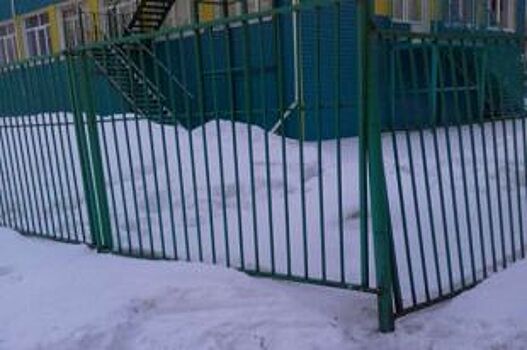 В Красноярском крае молодой водитель протаранил забор детсада и скрылся