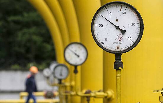 Транзит газа через Украину сократился почти вдвое